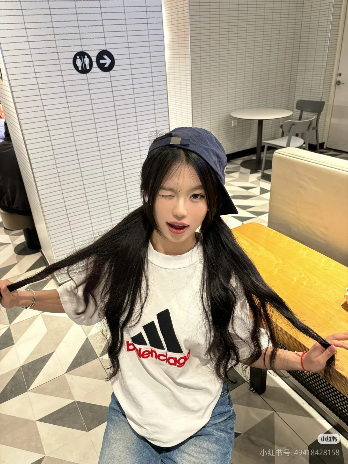 New batch number: G 805 Balenciaga × Adidas Balenciaga co-branded Adidas model Round neck short-sleeved T-shirt with Classic letter embroidery on the chest [Little Red Book Hot Sale｜Celebrity Same Style｜Co-branded triangle logo letter embroidery] 1️⃣ Made of 26 counts of 270g pure cotton double yarn fabric, soft and skin-friendly, breathable and not stuffy, Oversize loose version, covering the flesh and making you look slimmer! 2️⃣ Co-branded iconic elements, simple street yet high-end, White single color, highly recognizable, different from ordinary versions on the market 3️⃣ Seiko Quality 3 cm 12-pin foreign trade grade wiring, 1:1 customized accessories, complete three labels, complete collar label, washing label, and hangtag Color: White Men's and women's Same Style Size: S / M / L / XL ⚠️ Size recommendation: The version is a little too big. If you like the slimming effect, it is recommended to take a smaller size. The error of manual measurement is about 3cm.